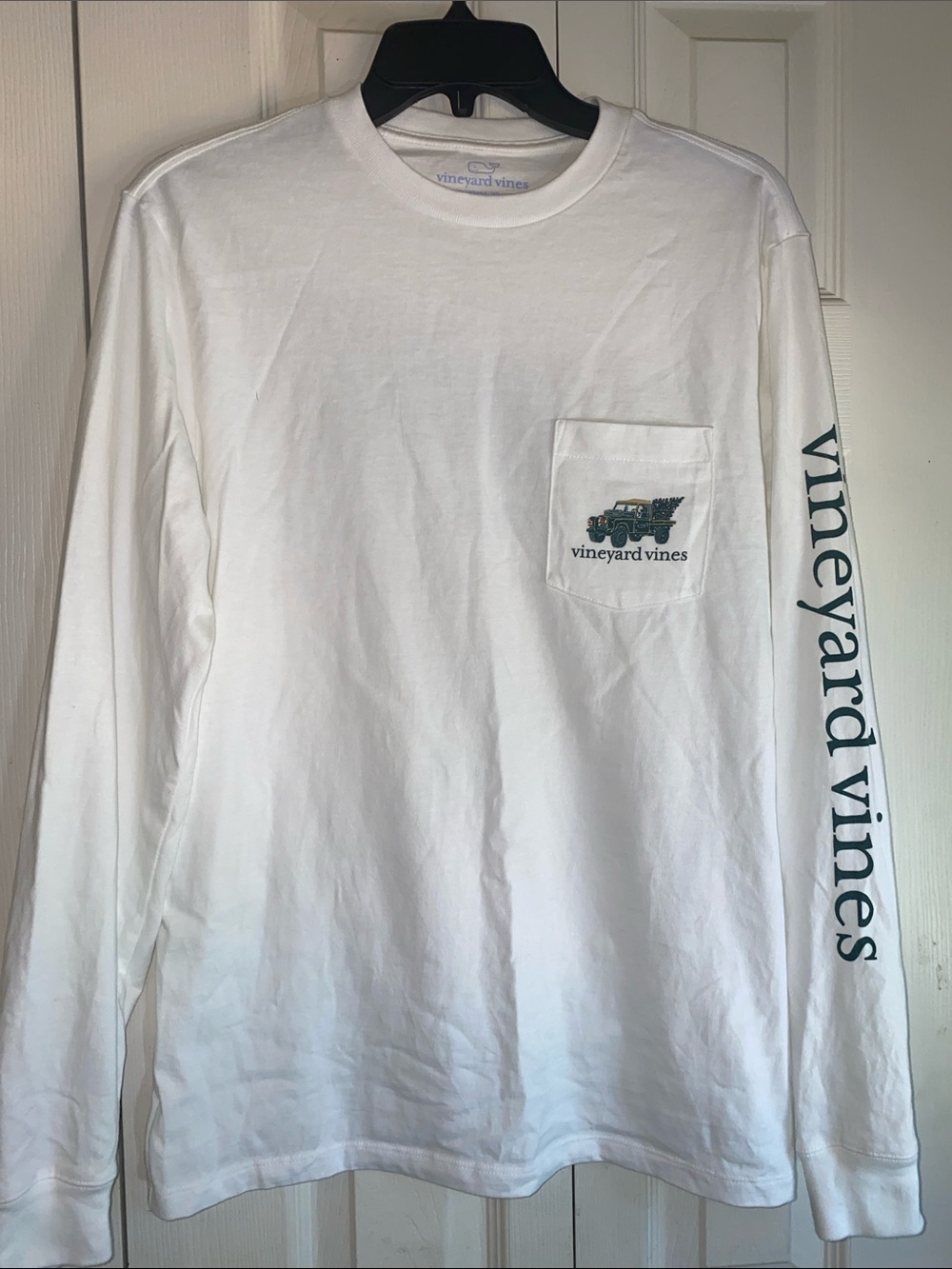 Vineyard Vines White Long-Sleeve Christmas Jeep Pocket Tee with Sleeve Logo